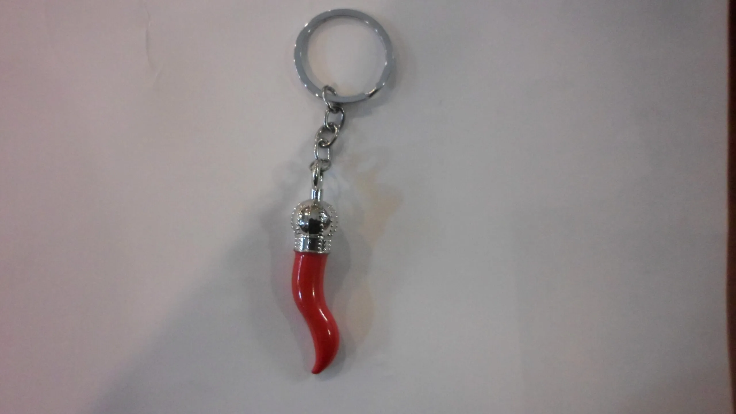 SAM_2901 Cornetto rosso portachiavi portafortuna in resina cm 5 - immagine 1