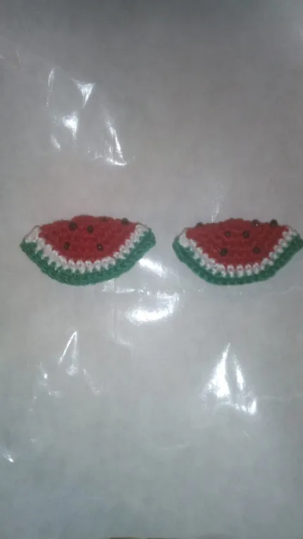 coppia decorazioni realizzate a uncinetto per orecchini
