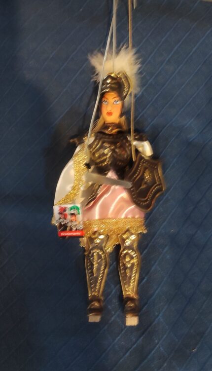 Pupo siciliano Bradamante abito rosa e mantello bianco  26 cm