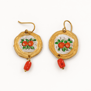 Paio di orecchini siciliani in metallo color oro con arance dipinte a mano, pendenti arancione scuro e chiusura ad amo
