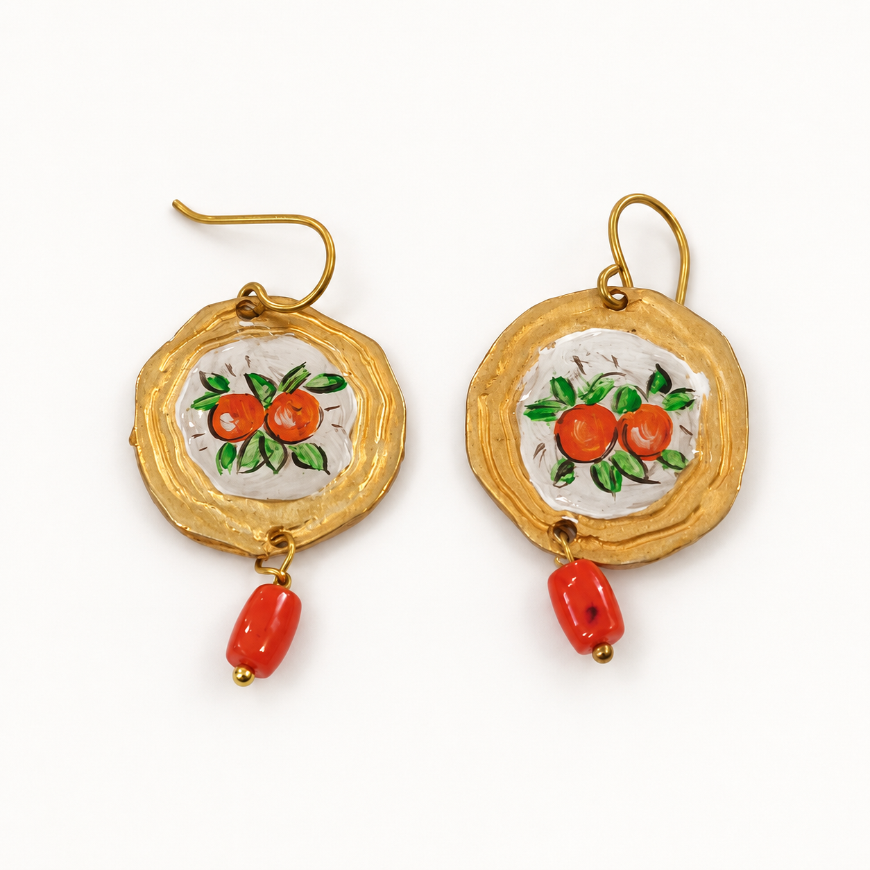 Paio di orecchini siciliani in metallo color oro con arance dipinte a mano, pendenti arancione scuro e chiusura ad amo