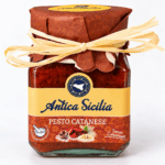 Vasetto di Pesto Catanese Antica Sicilia da 90 g, con etichetta decorativa e fiocco in rafia su sfondo bianco