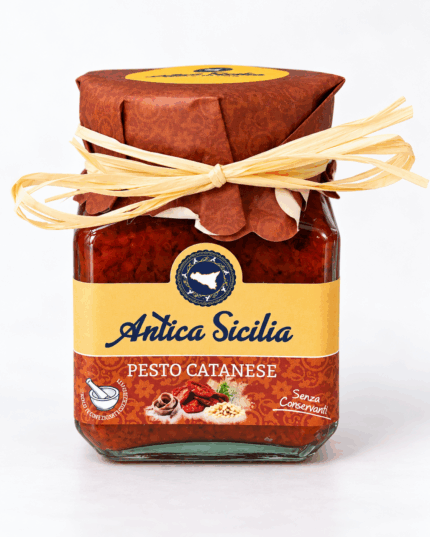Vasetto di Pesto Catanese Antica Sicilia da 90 g, con etichetta decorativa e fiocco in rafia su sfondo bianco