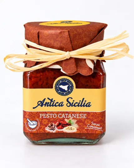 Vasetto di Pesto Catanese Antica Sicilia da 90 g, con etichetta decorativa e fiocco in rafia su sfondo bianco